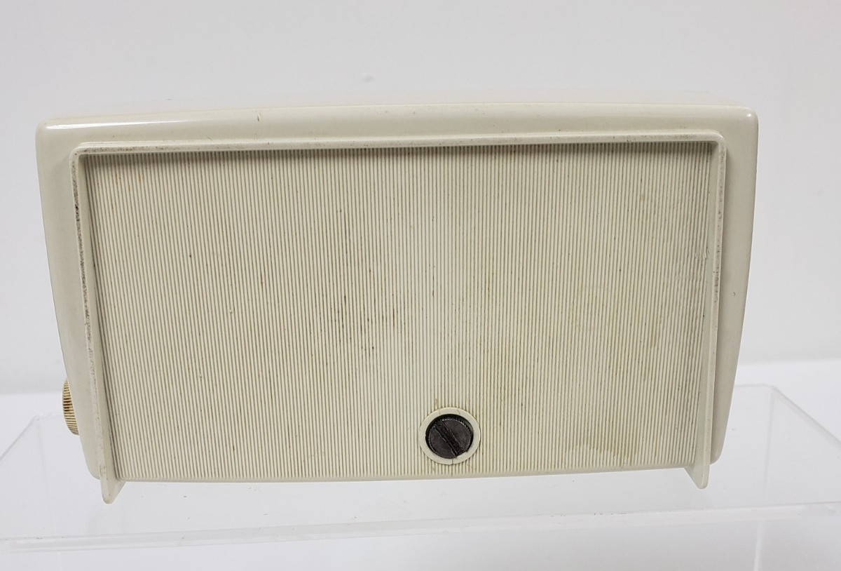 General Electric (GE) Deluxe 7 Transistor Radio Silver cream color UNTESTED