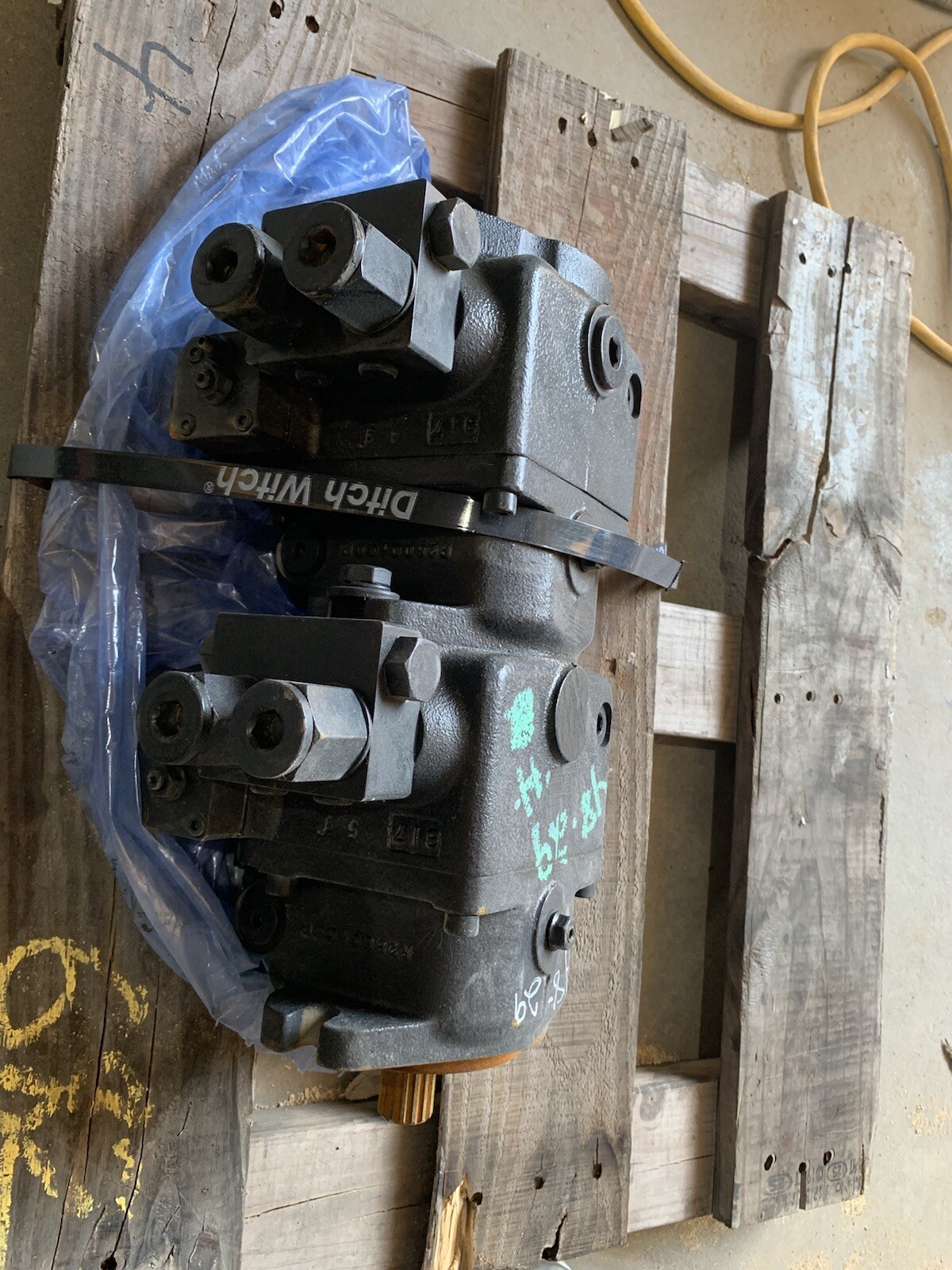 Ditch Witch hydraulic pump Dana Brevini R619-14781 MD10V21SE23DX11HIN