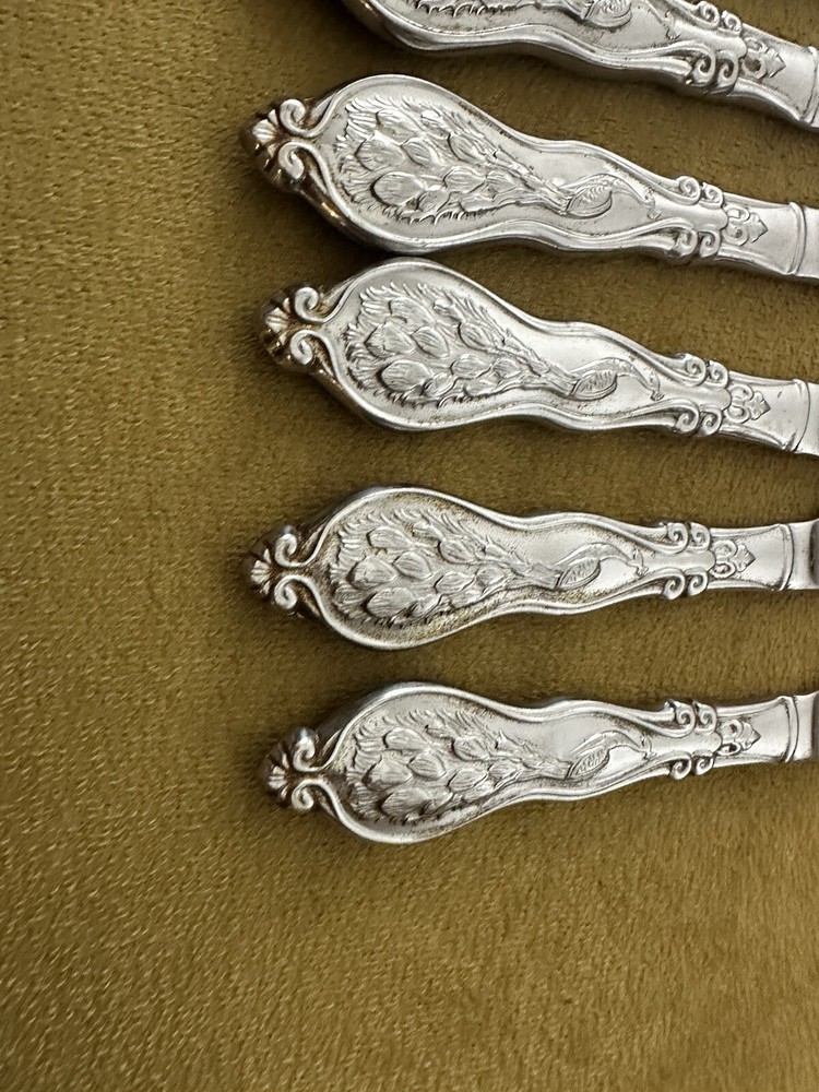 Wallace 1810 Stainless Peacock Pattern (8) Dinner Knives - (blade Flaws)