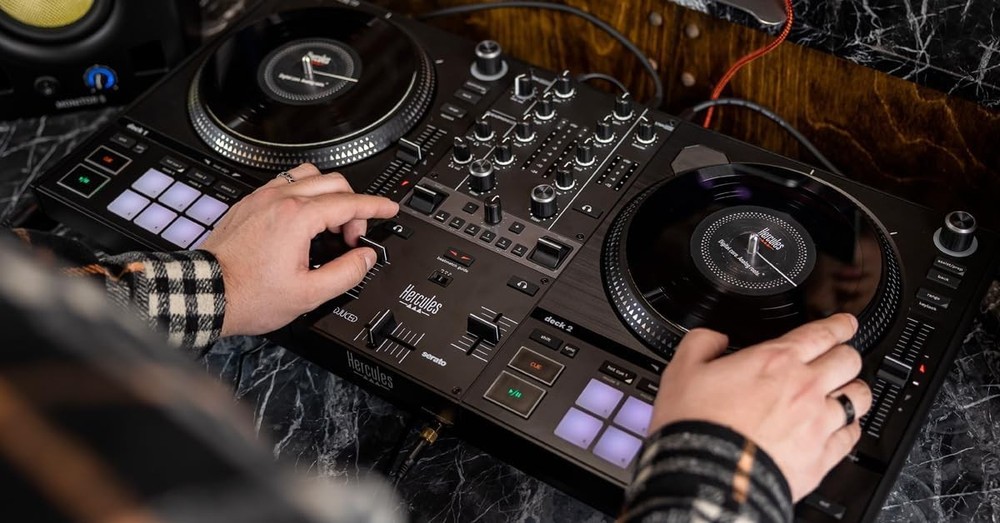 DJControl Inpulse T7: Lightweight Motorized DJ Controller with RGB Pads & STEMS