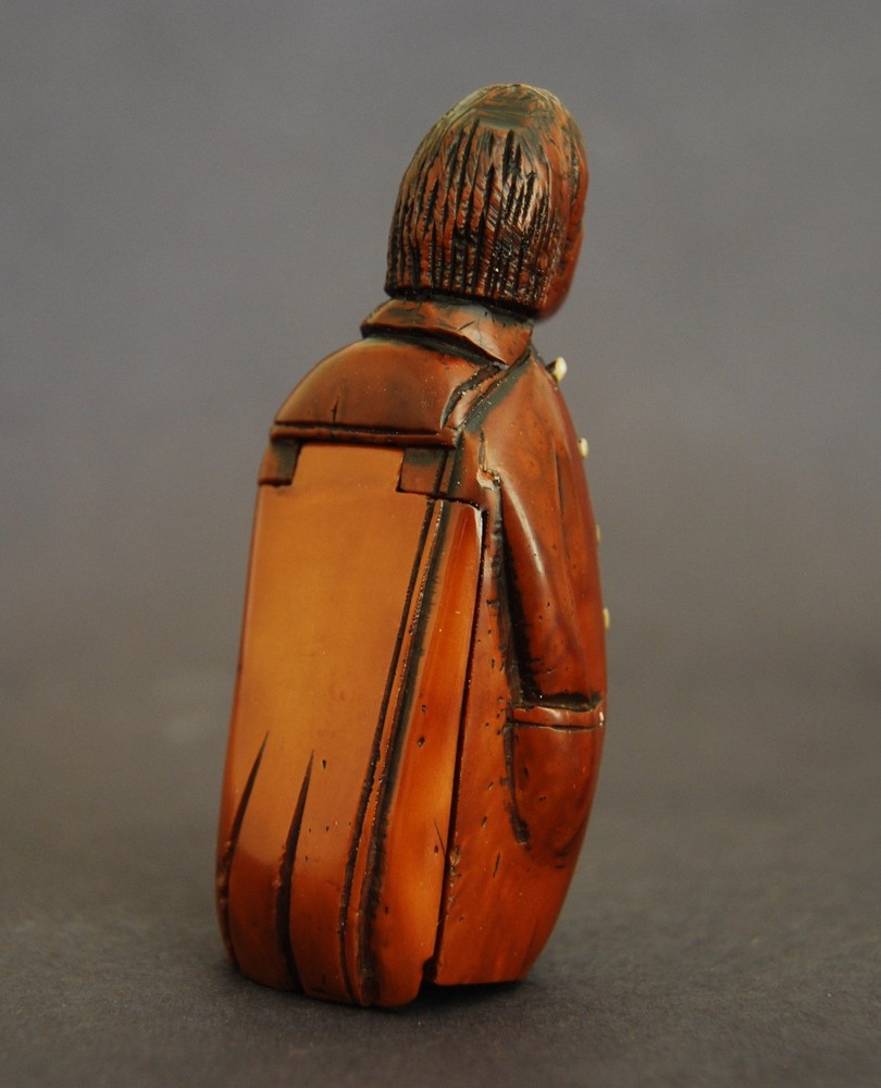 ANTIQUE COQUILLA SNUFF BOX