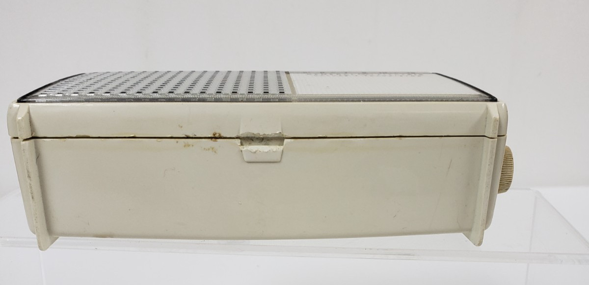 General Electric (GE) Deluxe 7 Transistor Radio Silver cream color UNTESTED