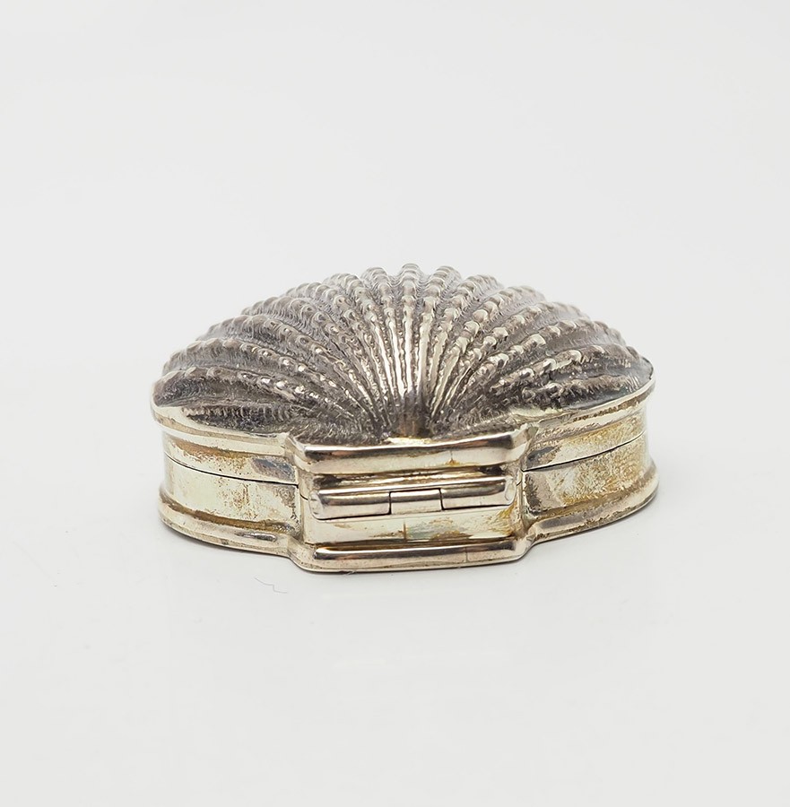 Beautiful designer vintage sterling silver shell shape trinket pill box