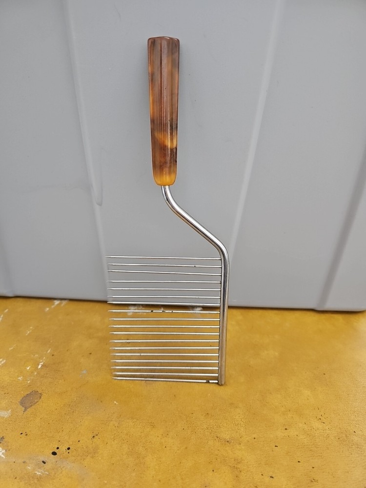 Angel Cake Cutter with Tortoise Bakelite Handle.