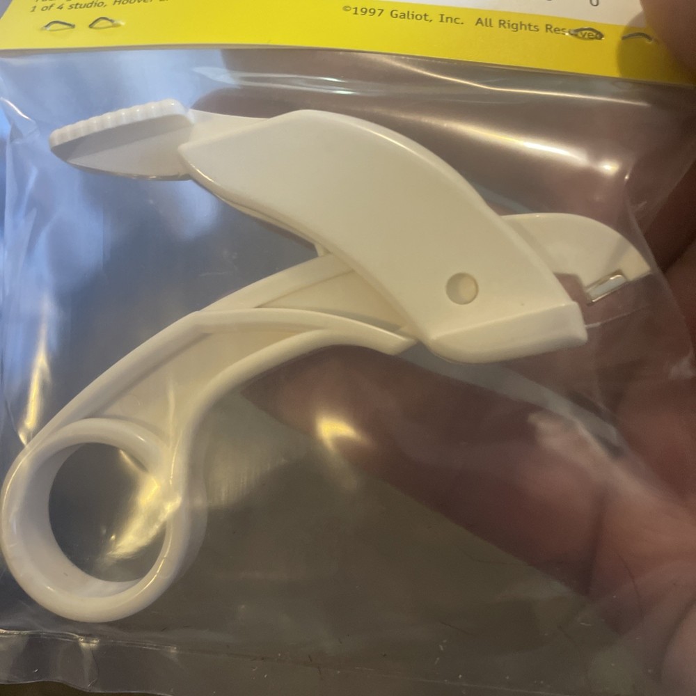 Staple Shark Staple Remover Galiot White