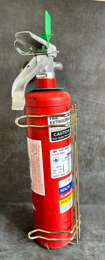Universal 2.5 LB. Fire Extinguisher Size Spring Bracket, new
