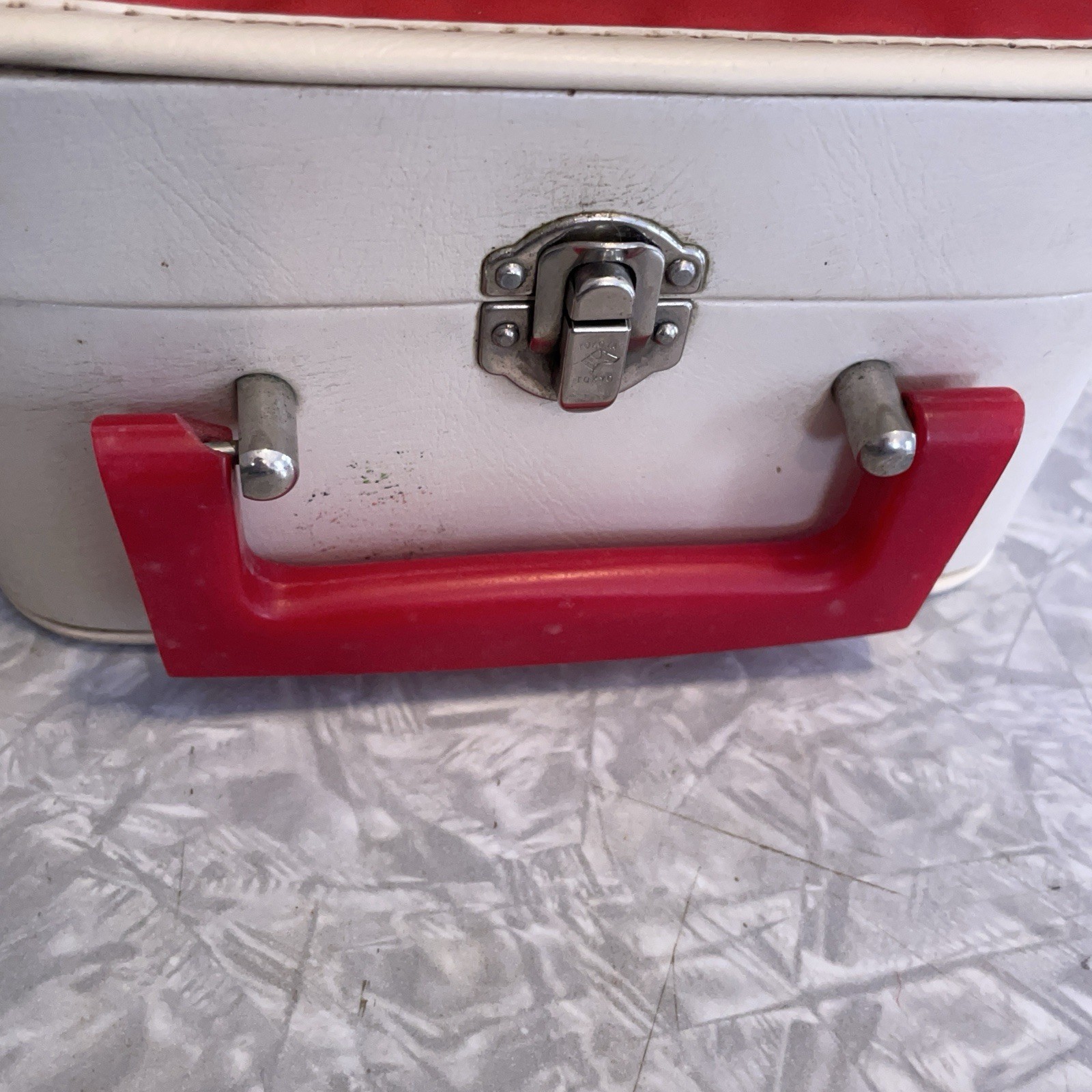 VTG DISNEY ARISTOCATS CHILD GIRLS SMALL VANITY MAKEUP COSMETIC CASE MARKED KB