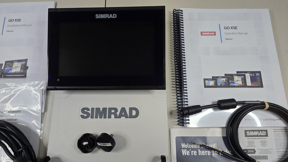 Simrad GO9 XSE Chartplotter Fishfinder w/ Active Imaging 3-in-1 Transducer_