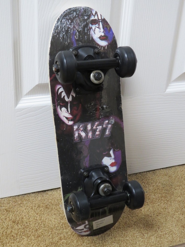KISS 17 INCH MINI SKATEBOARD OFFICIAL SEALED 2011