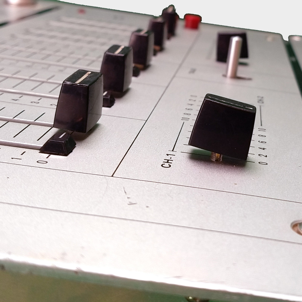 Numark Studio Master Control Center DM-1100 - powers on