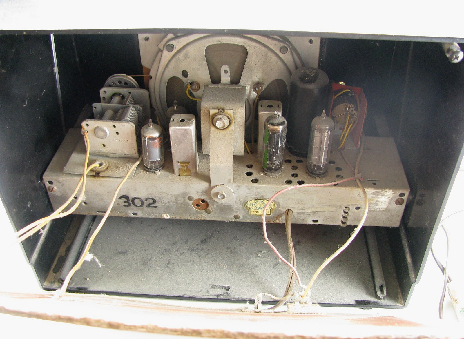 Vintage 1950s Crosley AM Tube Table Radio Model 11-106U ? For Parts or Repair