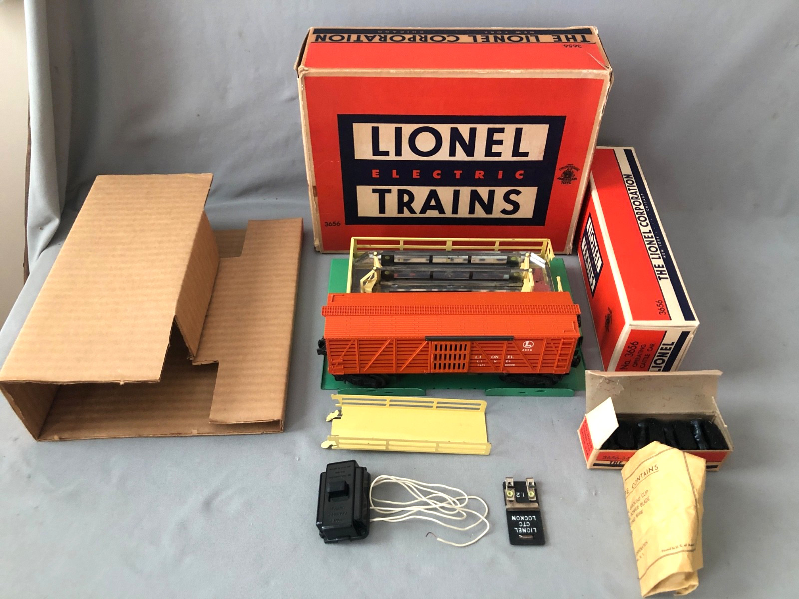 LIONEL 3656 OPERATING CATTLE CAR WITH CORRAL & CATTLE O GAUGE