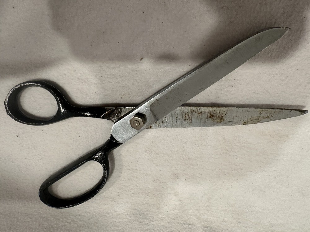 Vintage Black Handled Shears Scissors 7 inches