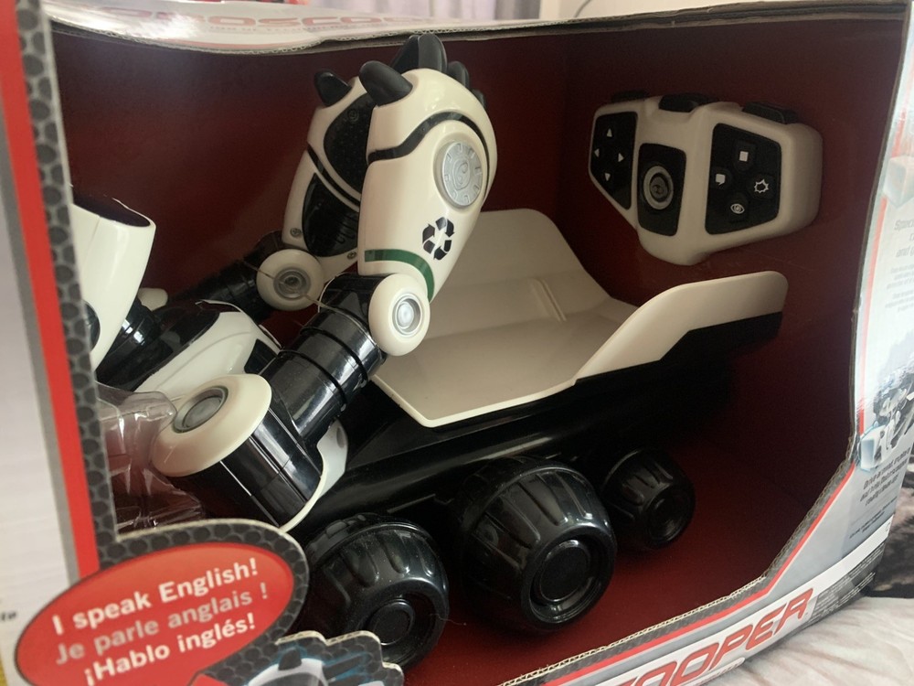 2008 NEW SEALED ROBOSCOOPER Wowwee Robotics w/remote control
