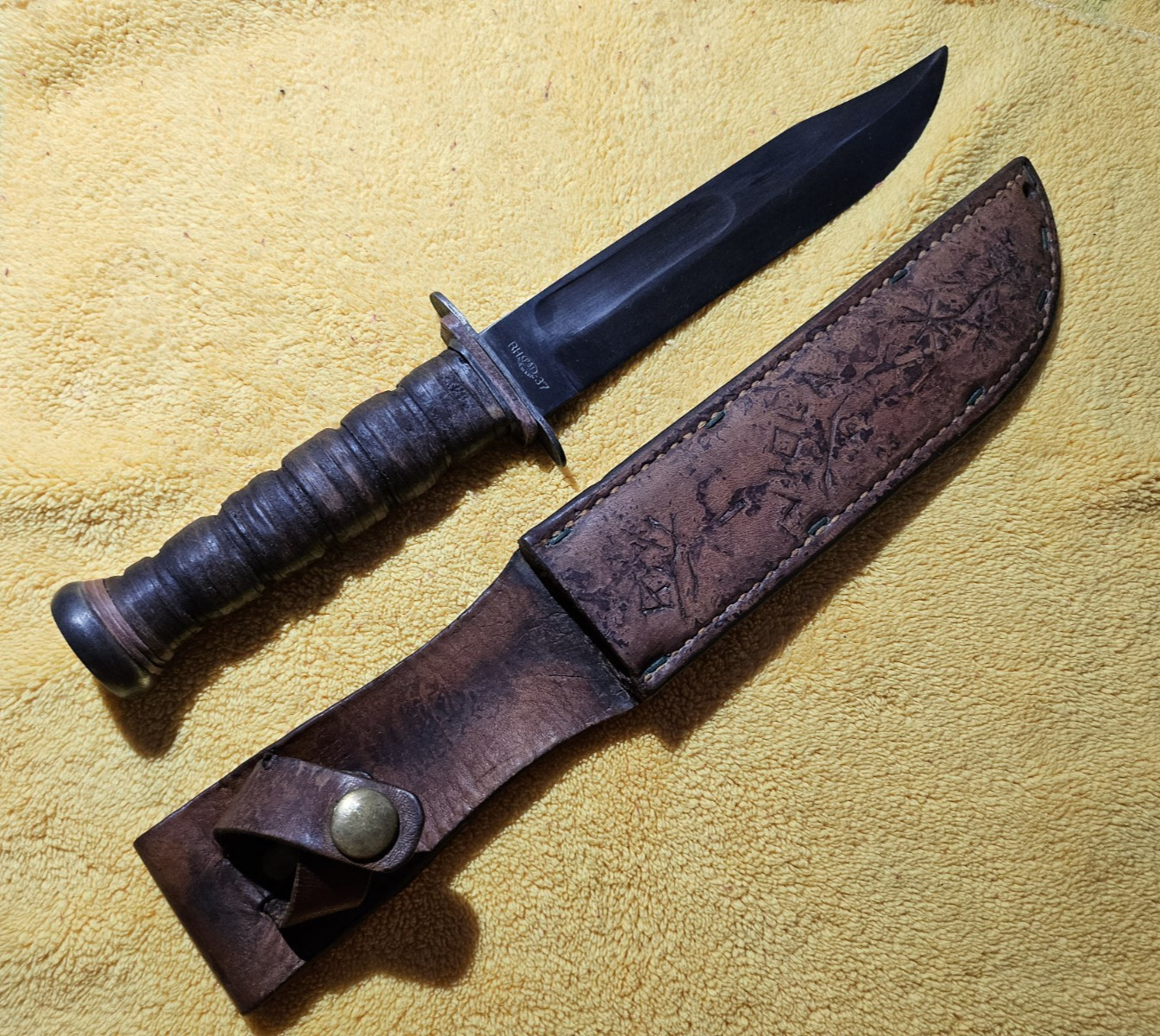 WW II US Navy Pal RH-37 Red Spacer 7" Blade & Leather Sheath. FREE SHIP.