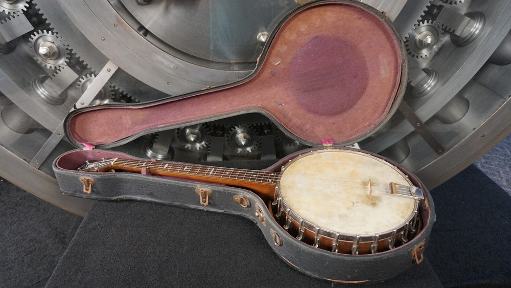 Liberty Tenor Closed Back Banjo w/ Hard Case