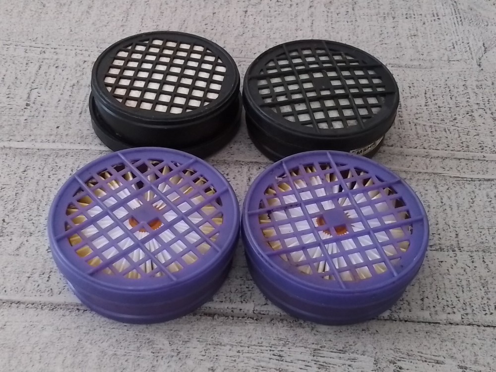 PRO TECH RESPIRATOR [MEDIUM]WITH 4 ADDITIONAL CARTRIDGES NEEDS STRAPS