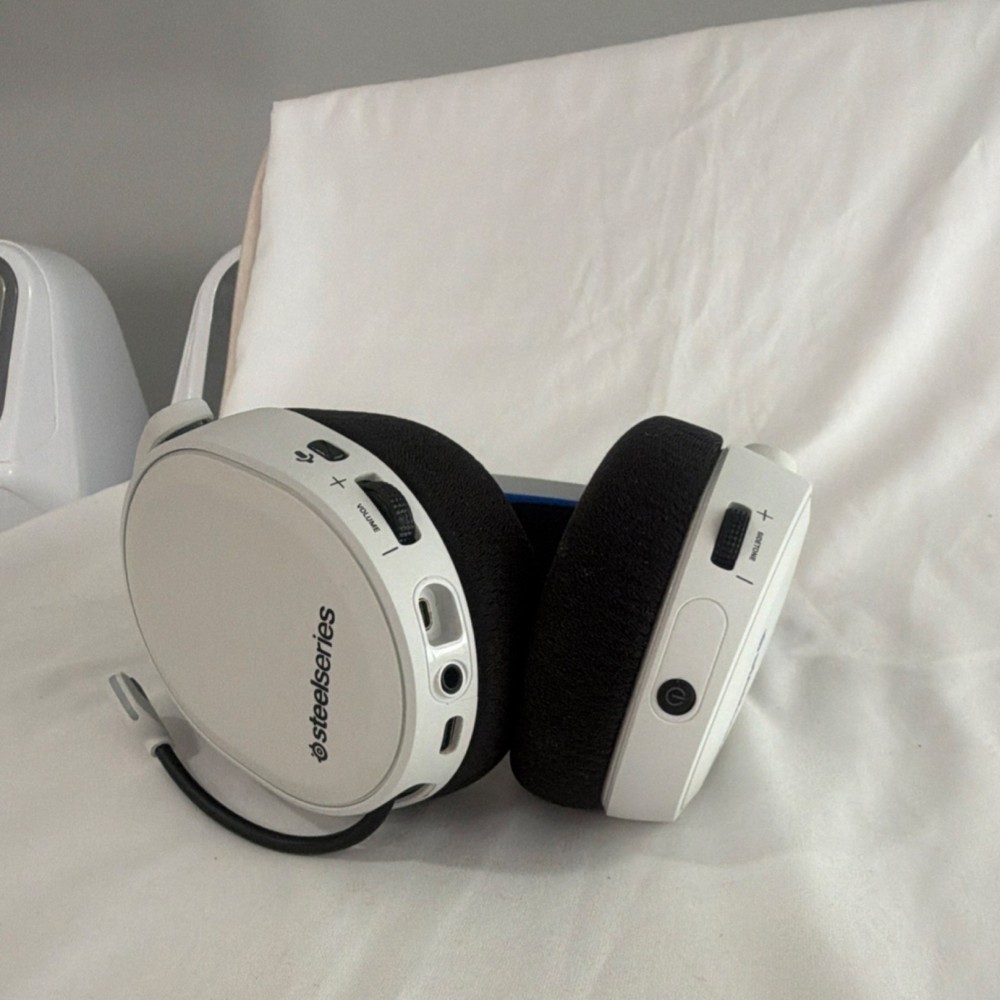 SteelSeries Arctis 7P White Gaming Headset with Retractable Microphone