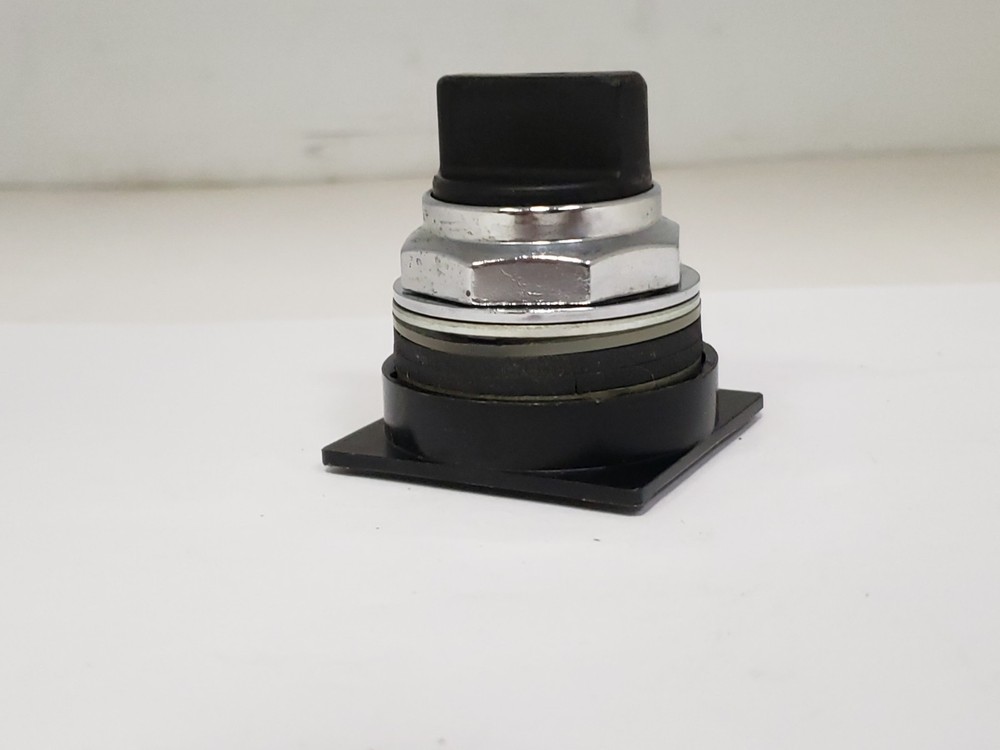 GENERAL ELECTRIC 104PSG35B SELECTOR SWITCH 3-POSITION NON-ILL. MAINTAINED