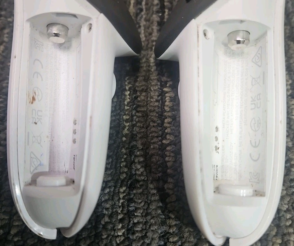 Meta Quest 3 S3A Virtual Reality Headset + 2 Controllers - READ