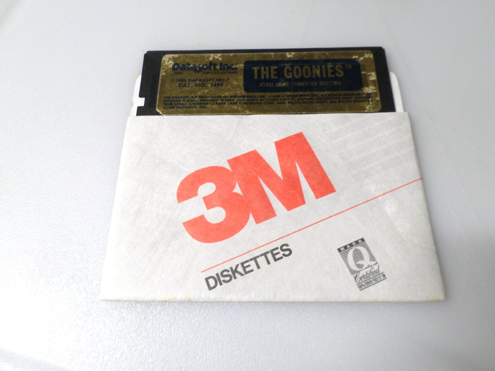 5.25" Floppy - ATARI & COMMODORE 64 - THE GOONIES - 1985 DATASOFT