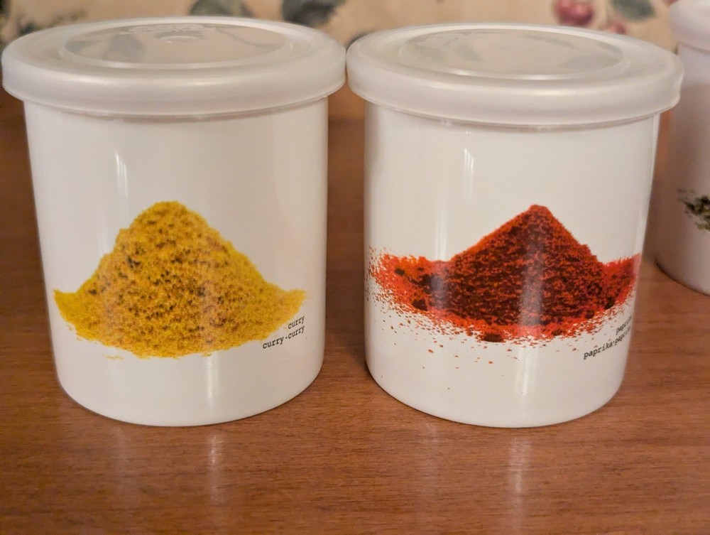 5-ASA TRATTORIA CERAMIC SPICE JARS PLASTIC LIDS (4OZ)