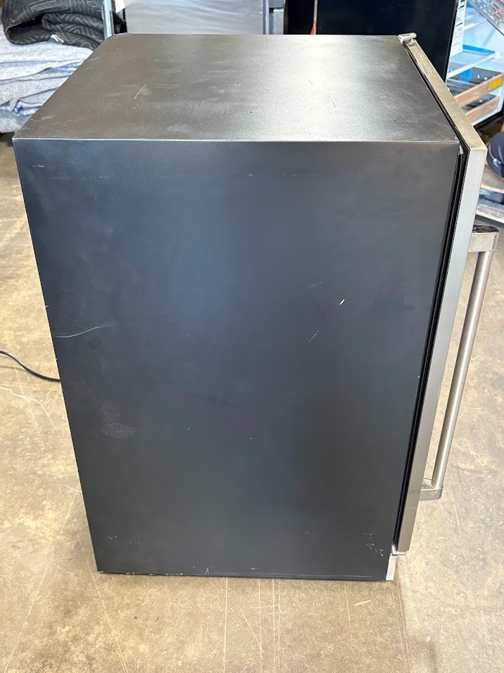 XO XOU24BCGSR 24" Beverage Center w/ Glass Shelves (Bad compressor, Sold AS IS)