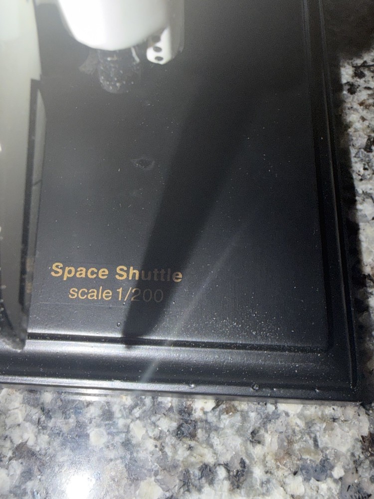 Executive Series NASA Space Shuttle (Discovery) Orbiter Full Stack 1/200 Scale