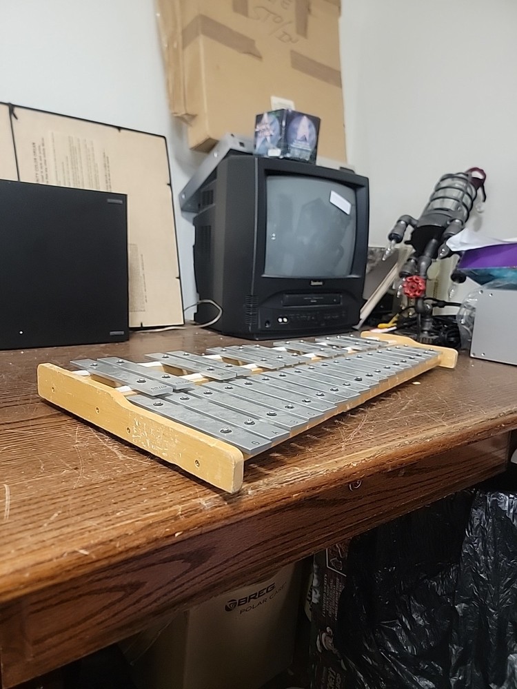 30 Key Xylophone . No Mallets.