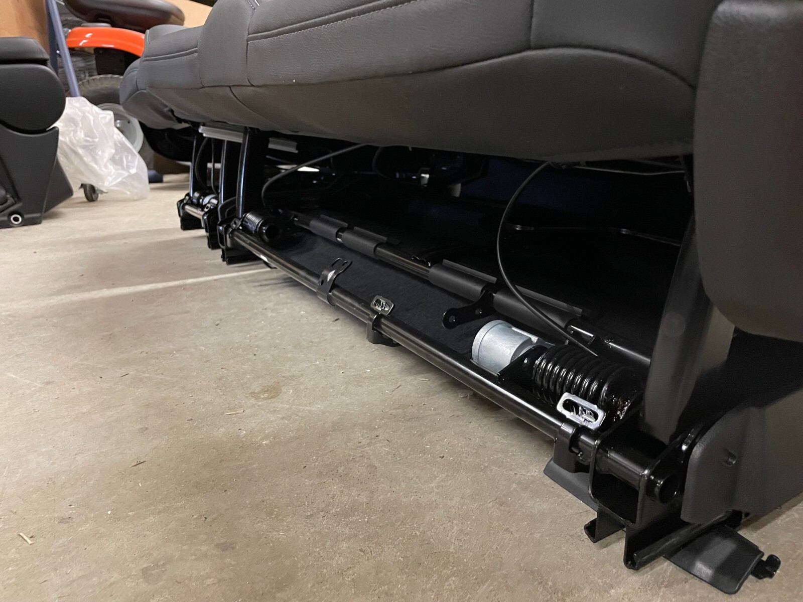 21-25 TAHOE YUKON ESCALADE SUBURBAN LEATHER 2ND ROW SEAT EBONY (JET BLACK) OEM