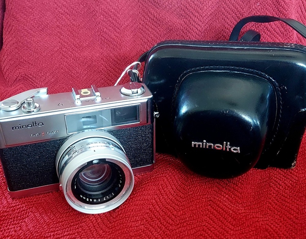 Minolta EASY FLASH Silver Black Vintage Rangefinder Camera with Case