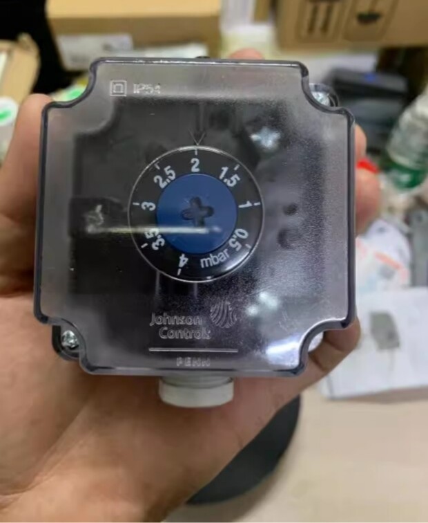 1pcs Johnson P233A-4-PAC Gas Pressure Difference Switch