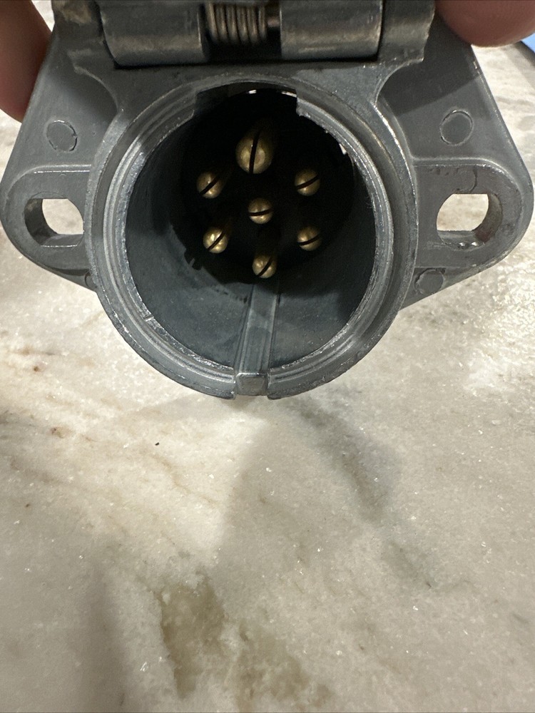 Velvac - 593084 - 7-Way Socket With Split Pins.