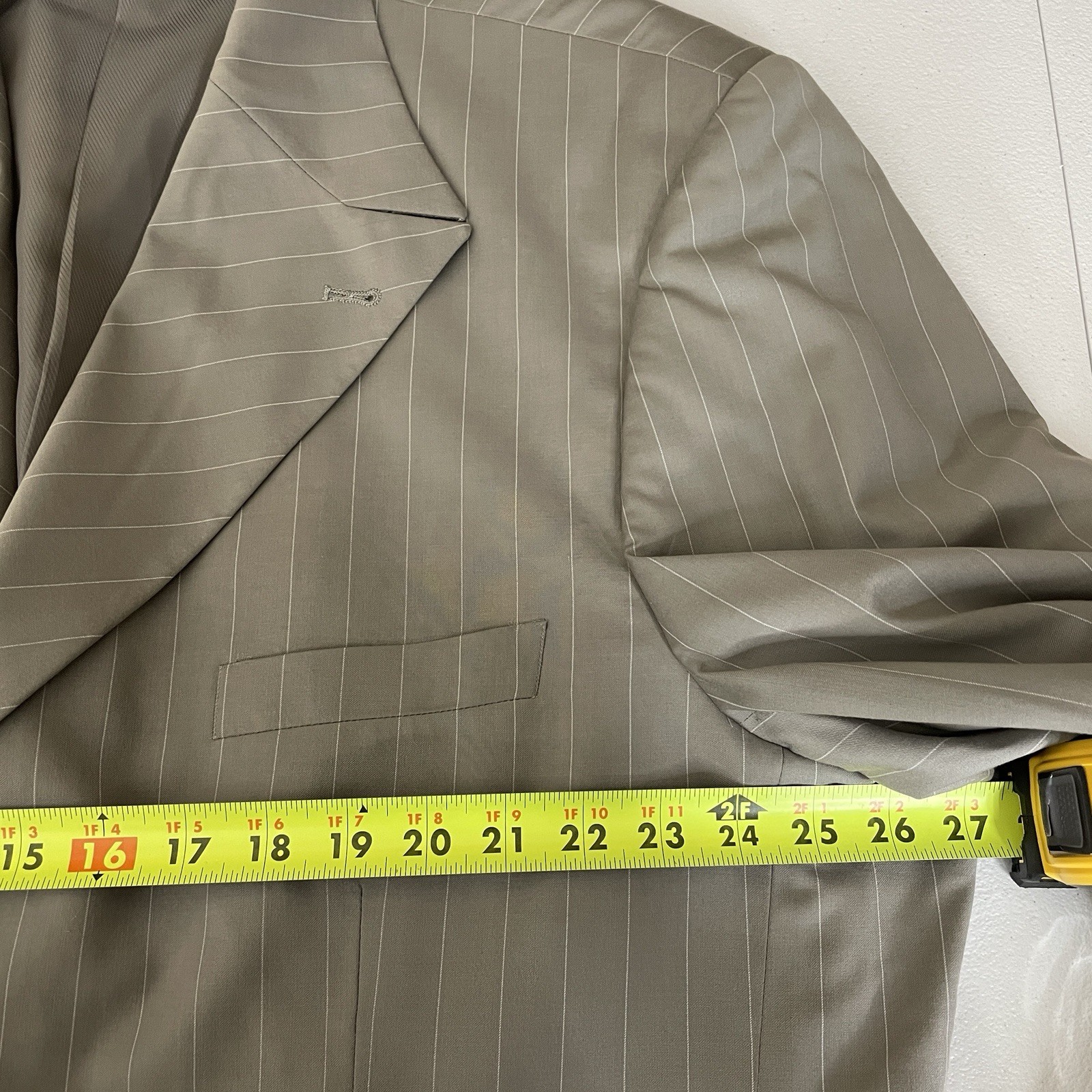 Giorgio Fiorelli Uomo 2 Piece Suit Mens 50L 42x29 Beige Striped Polyester Peak