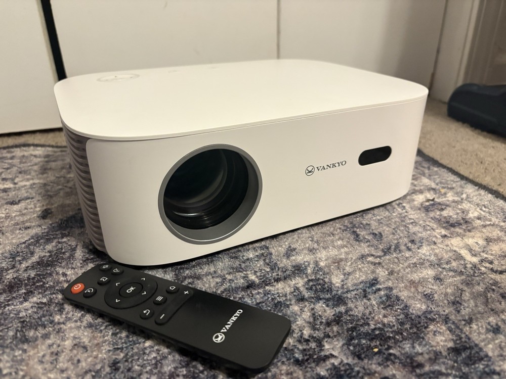 VANKYO Performance V700W Projector (missing cords) Never Used
