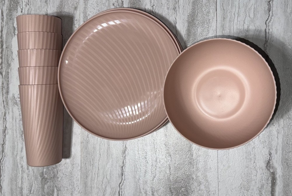 15-Piece Plastic Swirl Pattern Dinnerware Bundle Set, Pink