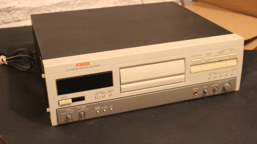 Fostex D-5 Digital Master Recorder/Professional DAT Machine-Working