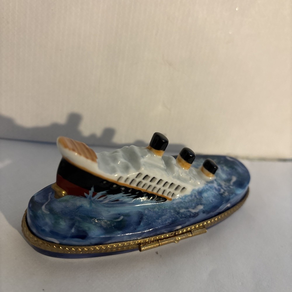 TITANIC SINKING W/LIFE BUOY