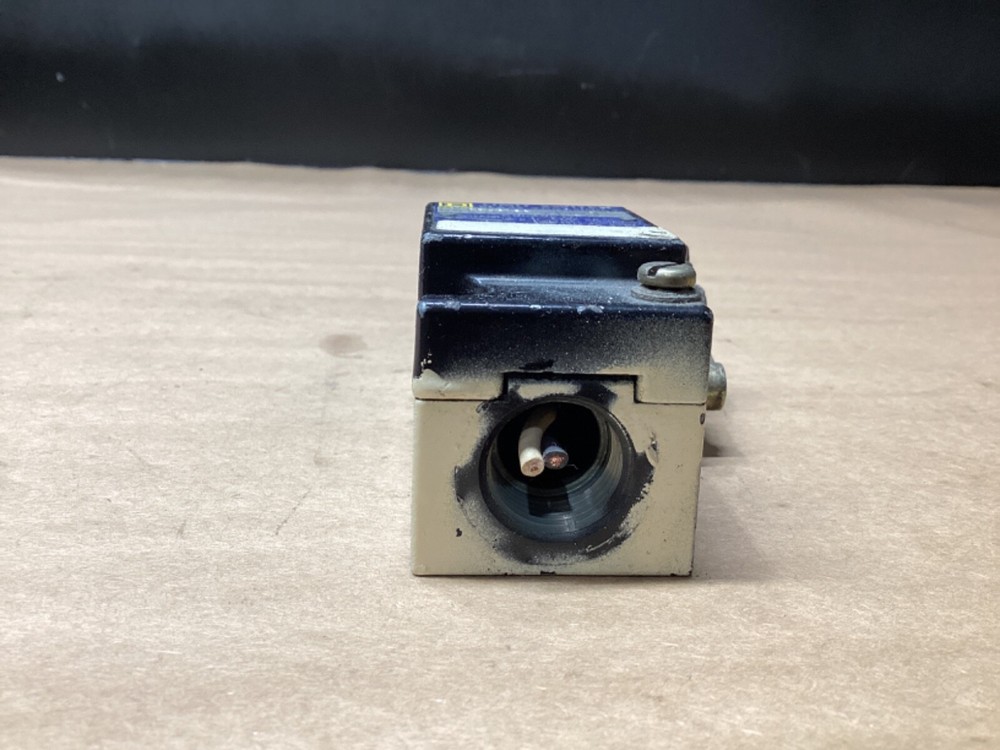 Square D AEQ2724 Limit Switch Class 9007 Series A. #122G63