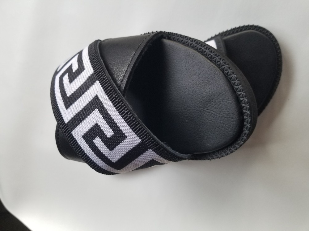 A crosss strap handmade leather sandals for men.