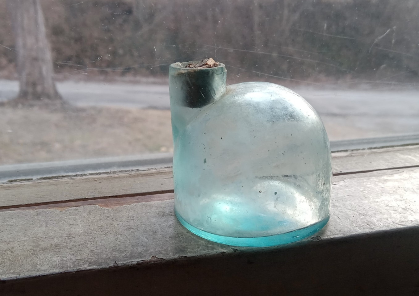 1870s PLAIN IGLOO TURTLE INK BOTTLE WITH GROUND LIP (AS IS;CRACK IN BASE)
