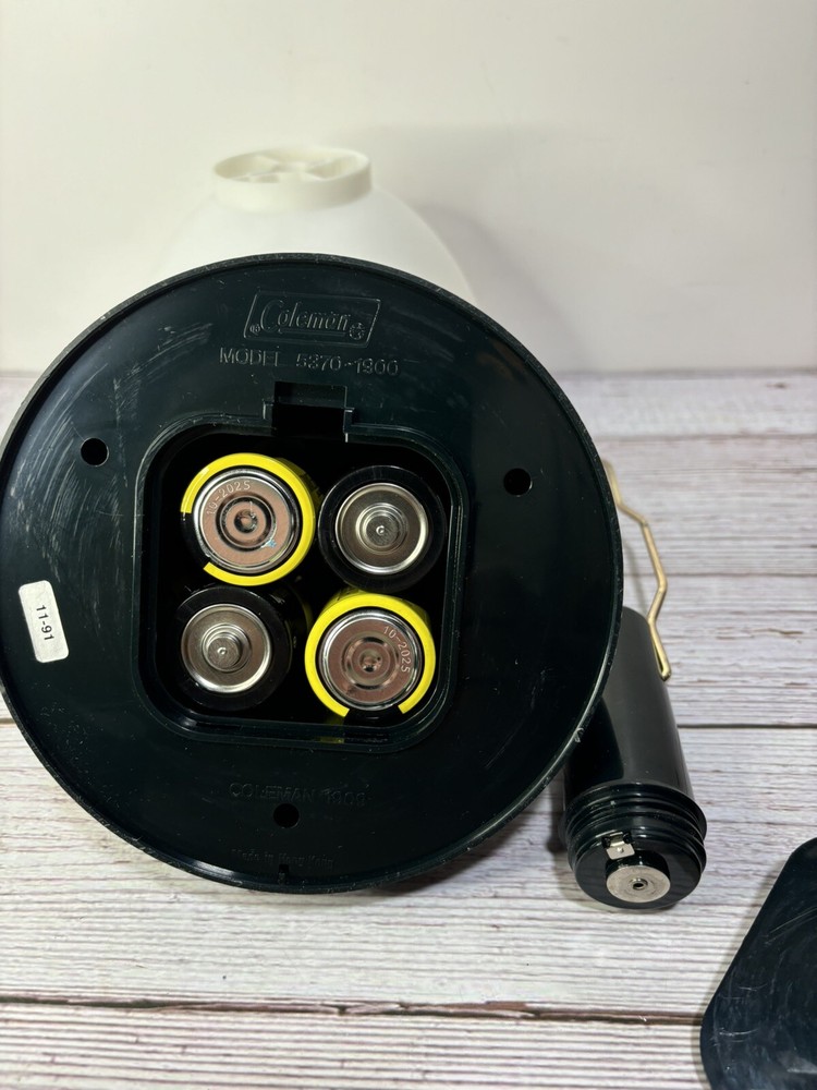Working Coleman Model 5370-1900 Camping Lantern
