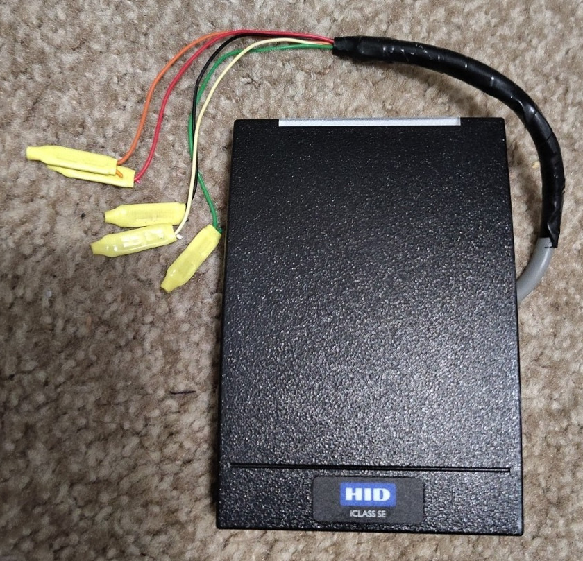 HID iCLASS SE Wall Reader With Backplate R40 USED
