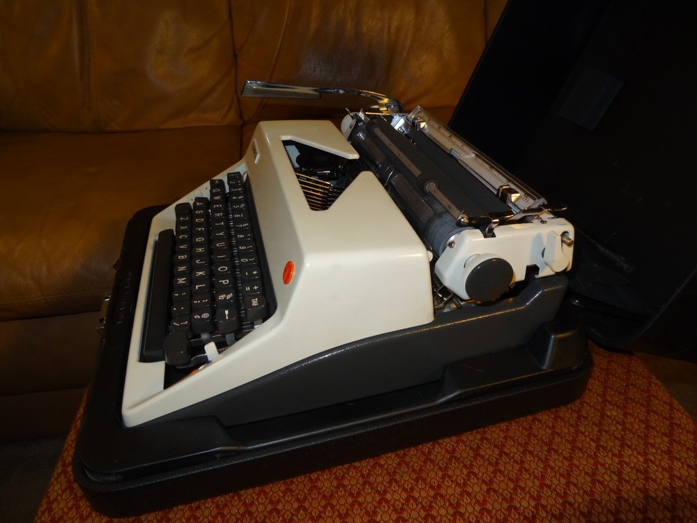 Olympia DELUXE SM9 White Typewriter + Case & Key