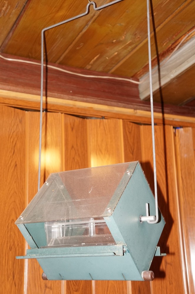 Rollerfeeder Roller Bird feeder rollnfeed Squirrel proof