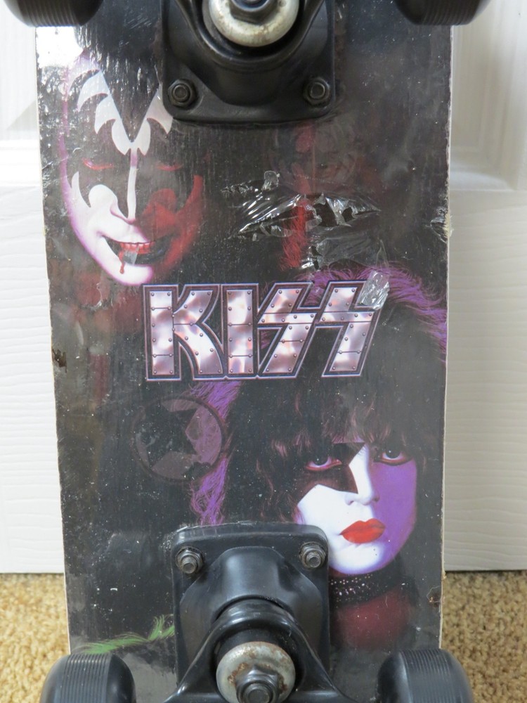 KISS 17 INCH MINI SKATEBOARD OFFICIAL SEALED 2011