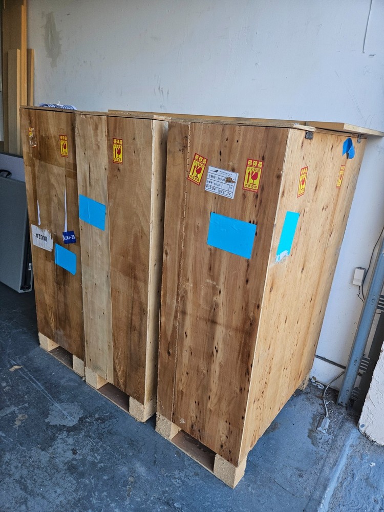 Wall mounted Vending Machine with touchscreen