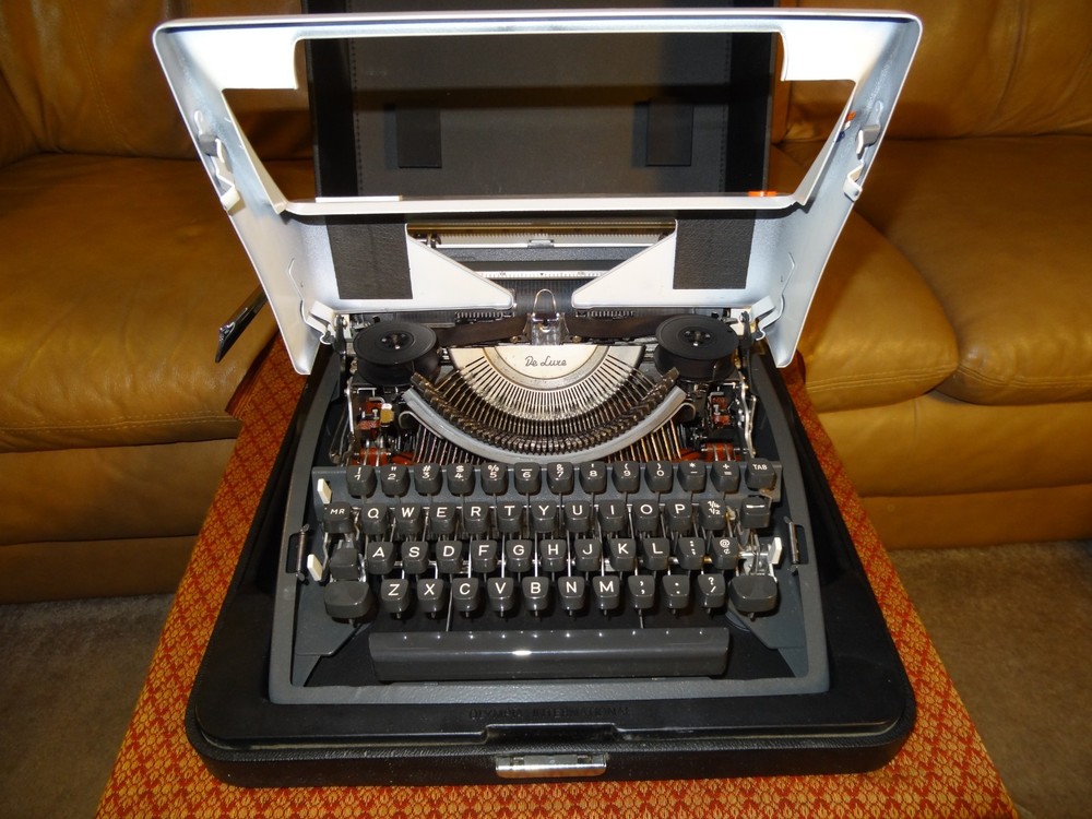 Olympia DELUXE SM9 White Typewriter + Case & Key
