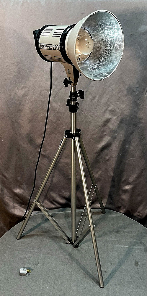 Elinchrom Multi Voltage Flash Unit Style 250 Flashlight on Expandable Stand