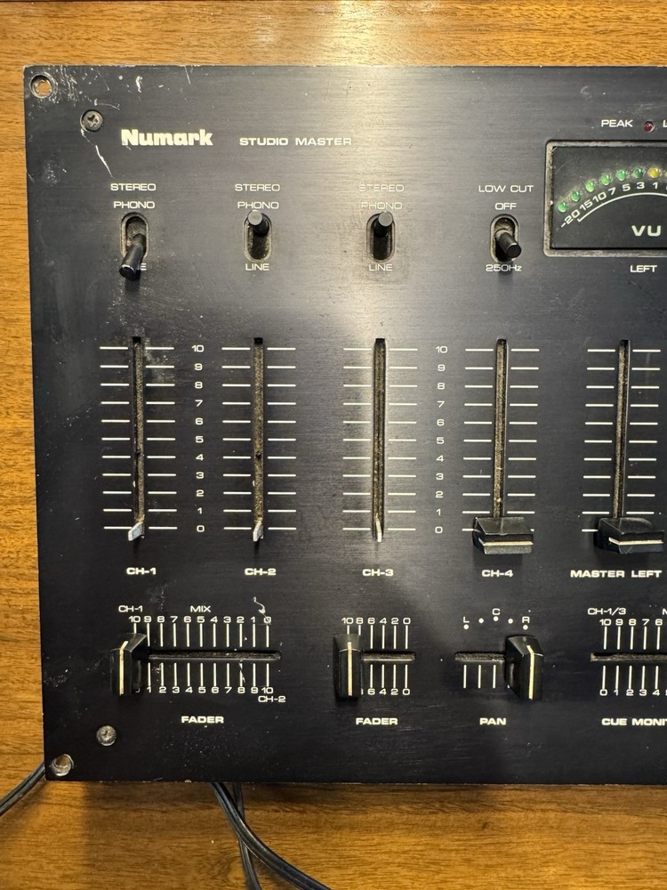 Numark DM1800 PPD Preamp Mixer